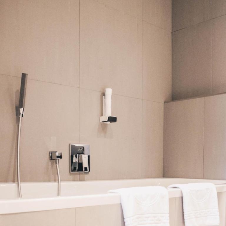 TWO TIMEZ - Boutique Hotel - with AC - Deluxe Suite mit Balkon - 9