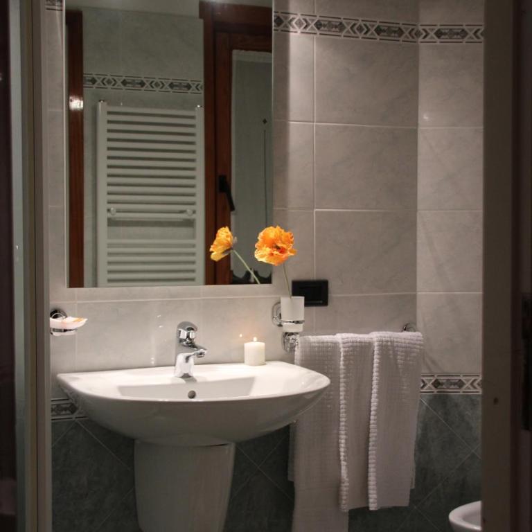 Albergo Bucaneve - Camera Matrimoniale/Doppia con Letti Singoli - 3