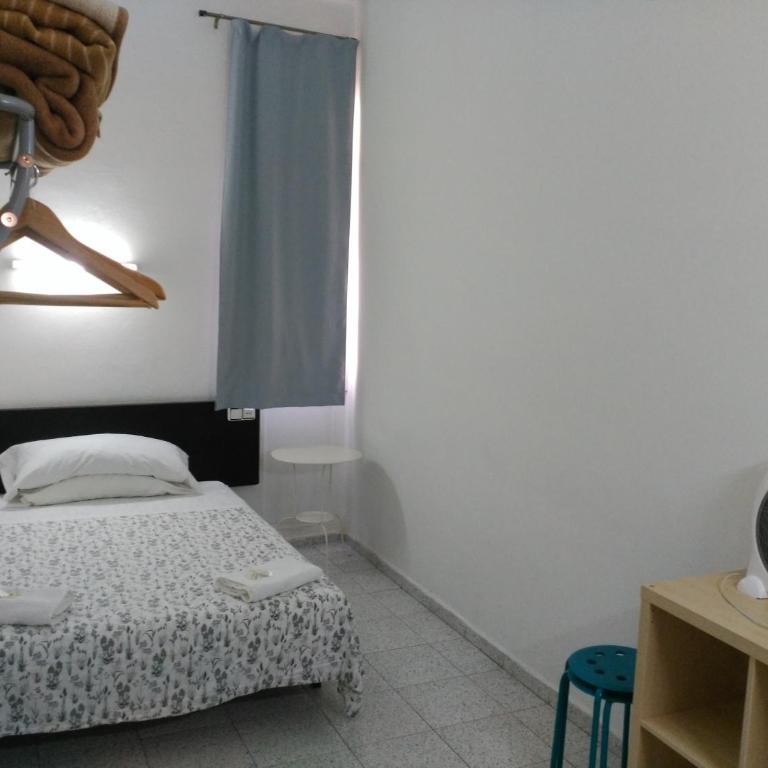 Hostal River - Economy Double Room with Shared Bathroom - 7