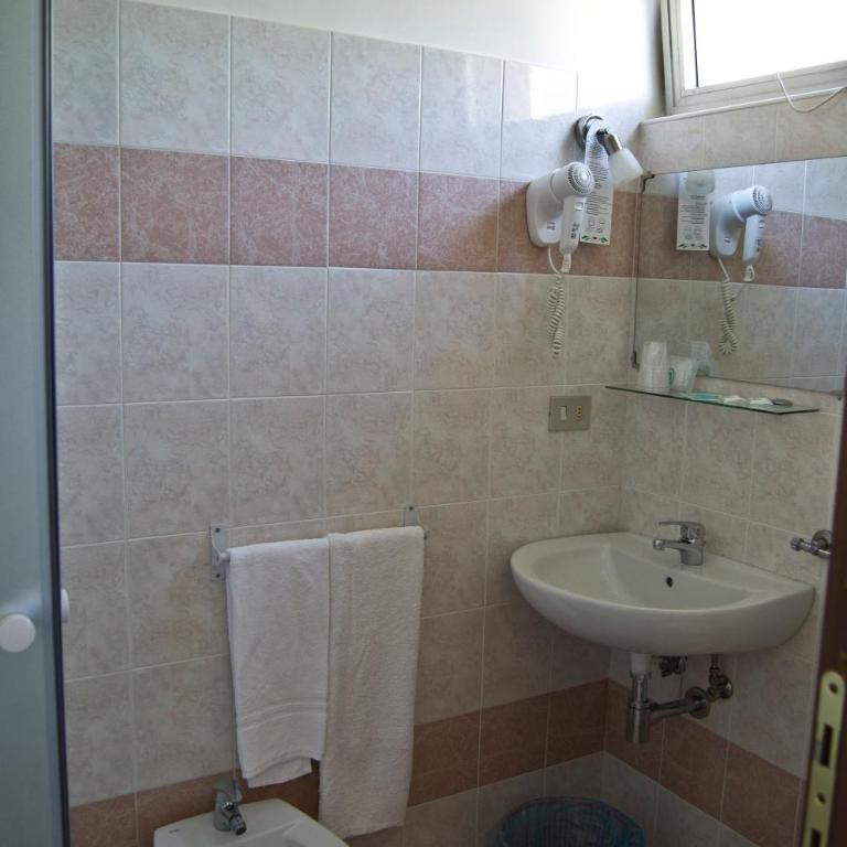 Albergo La Marinella - Camera Matrimoniale/Doppia con Letti Singoli - 1