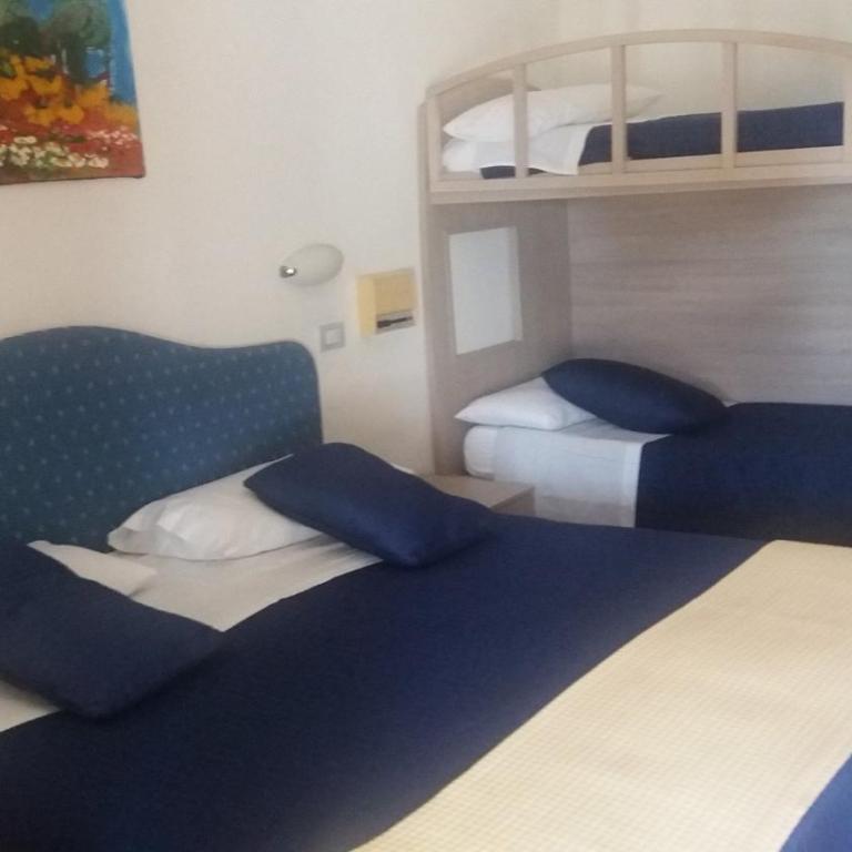 Hotel Tirrenia - Camera Quadrupla - 9