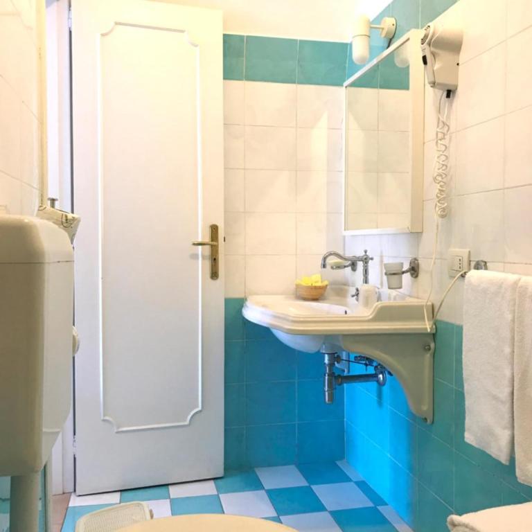 La Reginella Capri - Camera Familiare Standard - 3