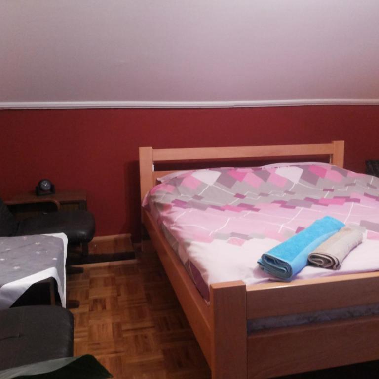 Guest house Mirijevski Konak - Niskobudžetna Dvokrevetna Soba sa Bračnim Krevetom - 8