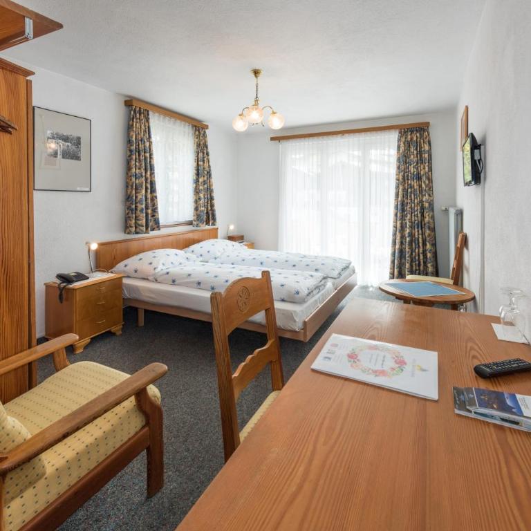 Hotel Rhodania - Doppelzimmer mit einem Balkon oder einer Terrasse und eingeschränktem Blick auf das Matterhorn - 4