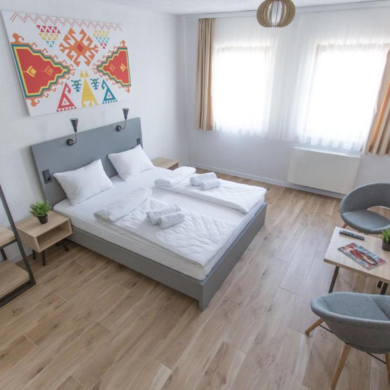 Hostel Kucha - Dvokrevetna Soba sa Bračnim Krevetom i Sopstvenim Kupatilom - 5