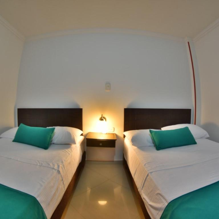 Hotel Montserrat Plaza - Habitación Doble con balcón - 2 camas - 4