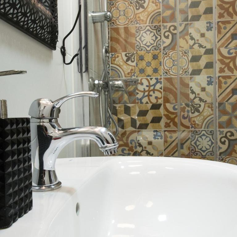 AbraCadabra Suites - Habitación Doble con baño compartido y balcón - 11
