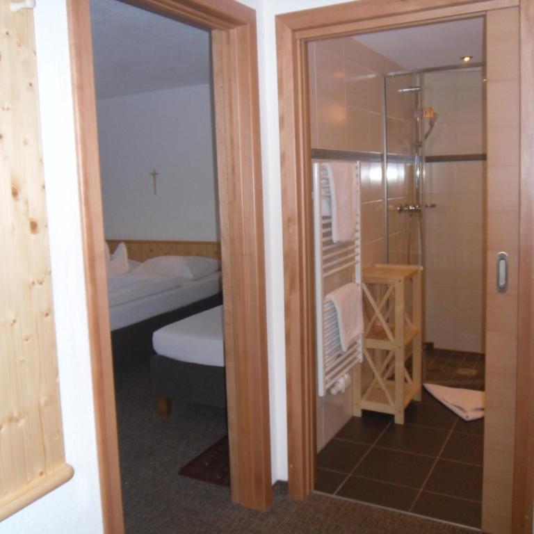 Grünwaldhof - Dreibettzimmer mit Bergblick - 2