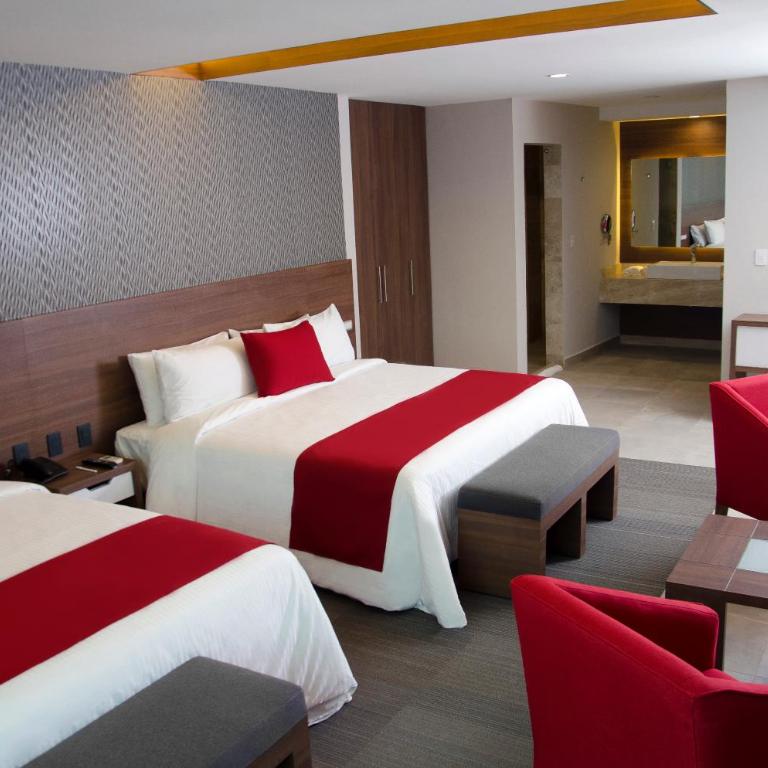 Hotel 5 de Mayo - Deluxe Room with One King Bed & One Double Bed - 4