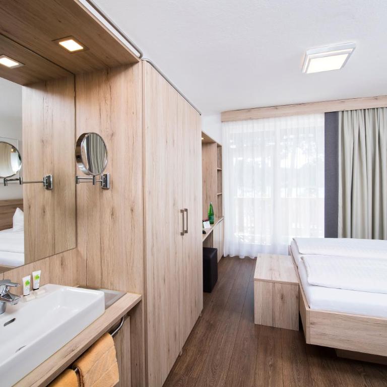 Terrassenhotel Reichmann - Kleines Doppelzimmer mit einem Balkon und Seeblick - 2
