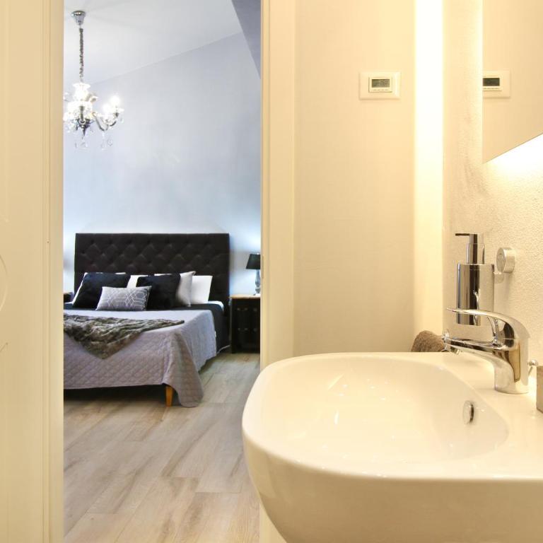 LUCCA IN CHIC - No Ztl, Free Parking, Priv Bath, Old City 550m - Camera King Deluxe - 2