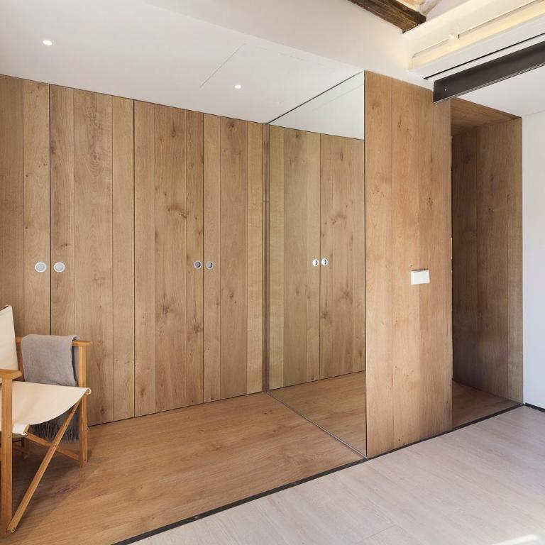 Decô Apartments Barcelona-Born Apt. - Three-Bedroom Apartment - 2