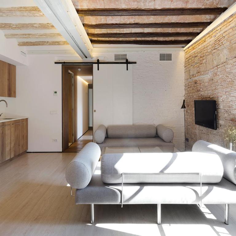 Decô Apartments Barcelona-Born Apt. - Three-Bedroom Apartment - 3