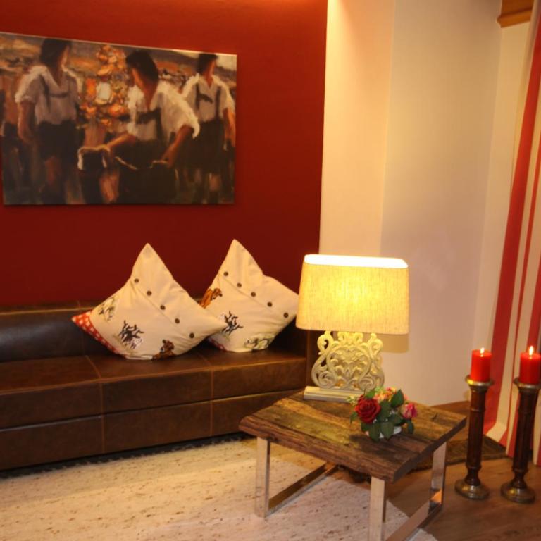 HAUS Susanne - TOP-Ferienwohnungen - SOMMER-Bergbahn inklusive - Two-Bedroom Apartment with Two Balconies - First Floor 3 - 5