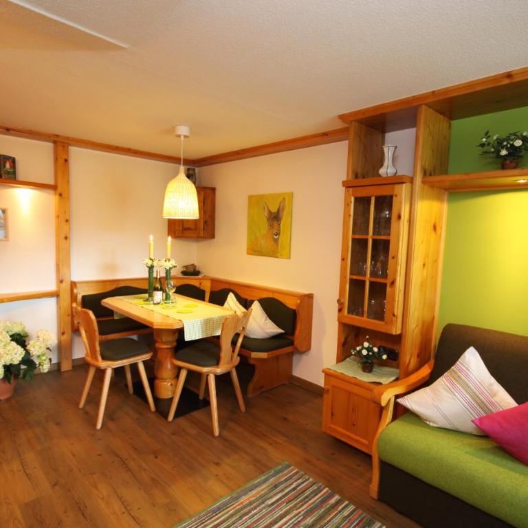 HAUS Susanne - TOP-Ferienwohnungen - SOMMER-Bergbahn inklusive - One-Bedroom Apartment with Balcony - Second Floor 5 - 7