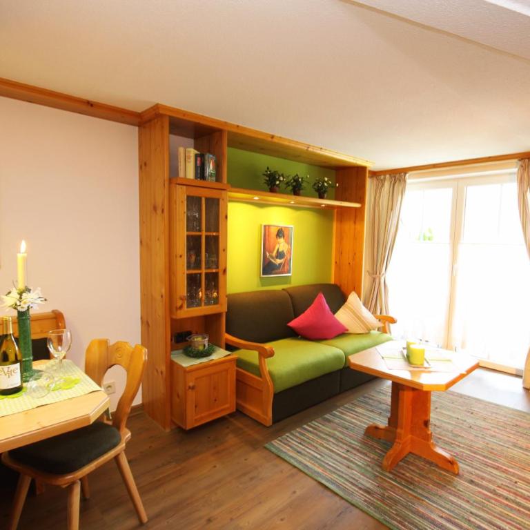 HAUS Susanne - TOP-Ferienwohnungen - SOMMER-Bergbahn inklusive - One-Bedroom Apartment with Balcony - Second Floor 5 - 6