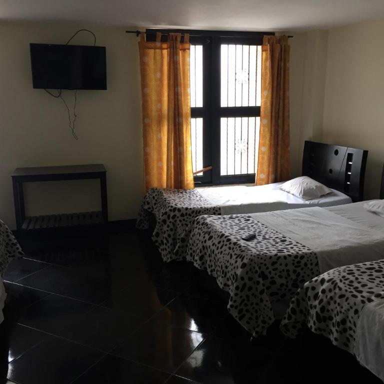 Hotel Casa del Abuelo - Family Room with Private Bathroom - 1