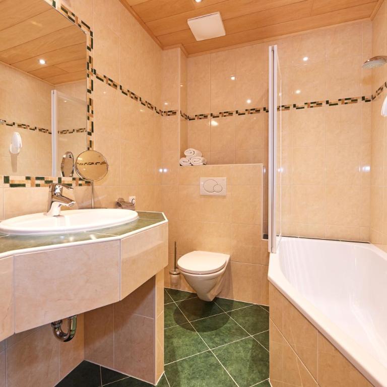 Hotel Jagdhof - Doppelzimmer mit Balkon - 4