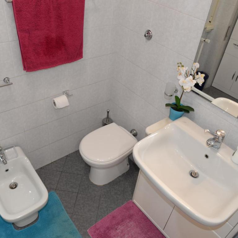 Emilio's Home - Camera Matrimoniale/Doppia con Letti Singoli con Bagno in Comune - 19