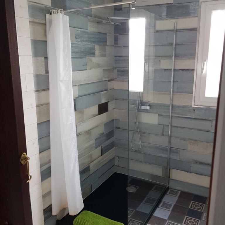 Villa Caraîbes - Chambre Quadruple avec Salle de Bains Commune - 5