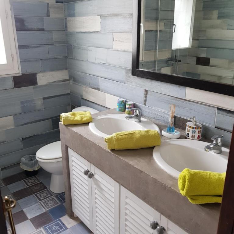 Villa Caraîbes - Chambre Quadruple avec Salle de Bains Commune - 8