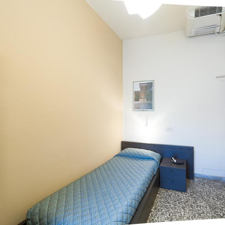 Hotel Moderno - Camera Singola con Bagno in Comune - 4