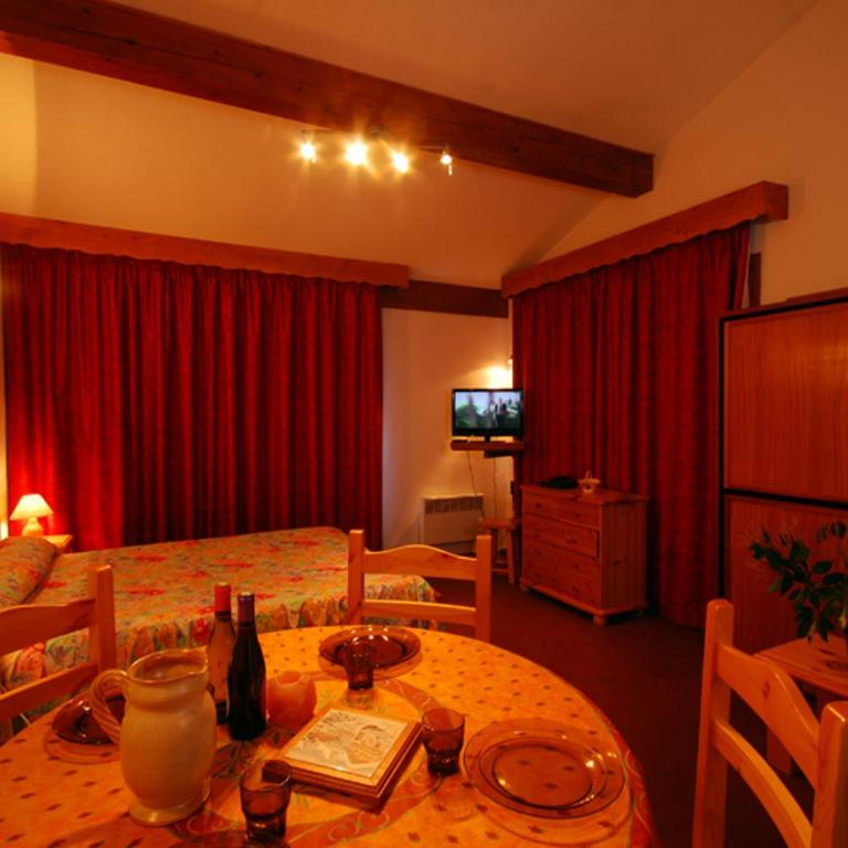 Résidence La Rochetaillée - Studio Quadruple Confort avec Balcon (2 Adultes et 2 Enfants) - Vue sur Montagne - 1