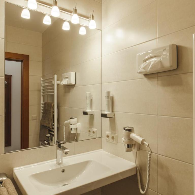 Hotel Niederreiter - Dreibettzimmer mit Bergblick - 6