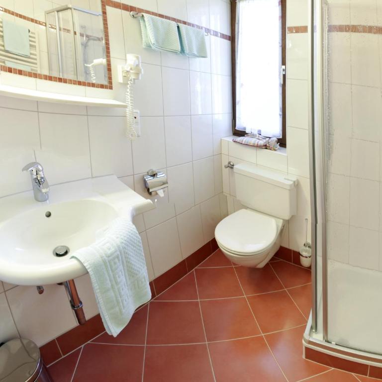 Haus Kössler - Dreibettzimmer mit Dusche - 5