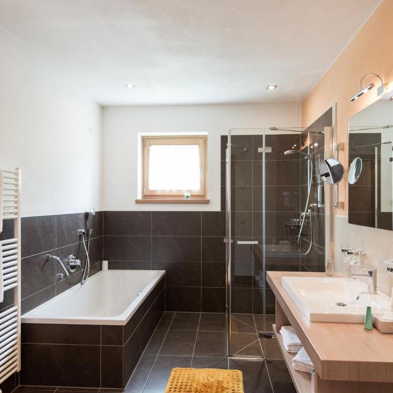 Alpine Hotel Ciasa Lara - Habitación Doble Confort con balcón - 5