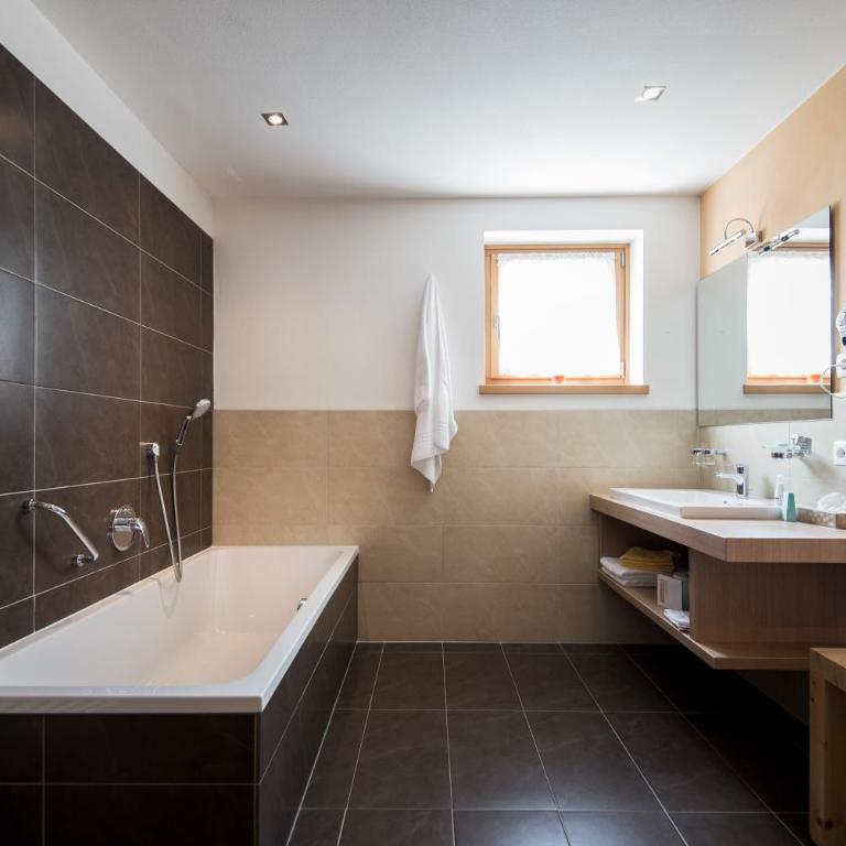 Alpine Hotel Ciasa Lara - Habitación Doble Deluxe con balcón - 10