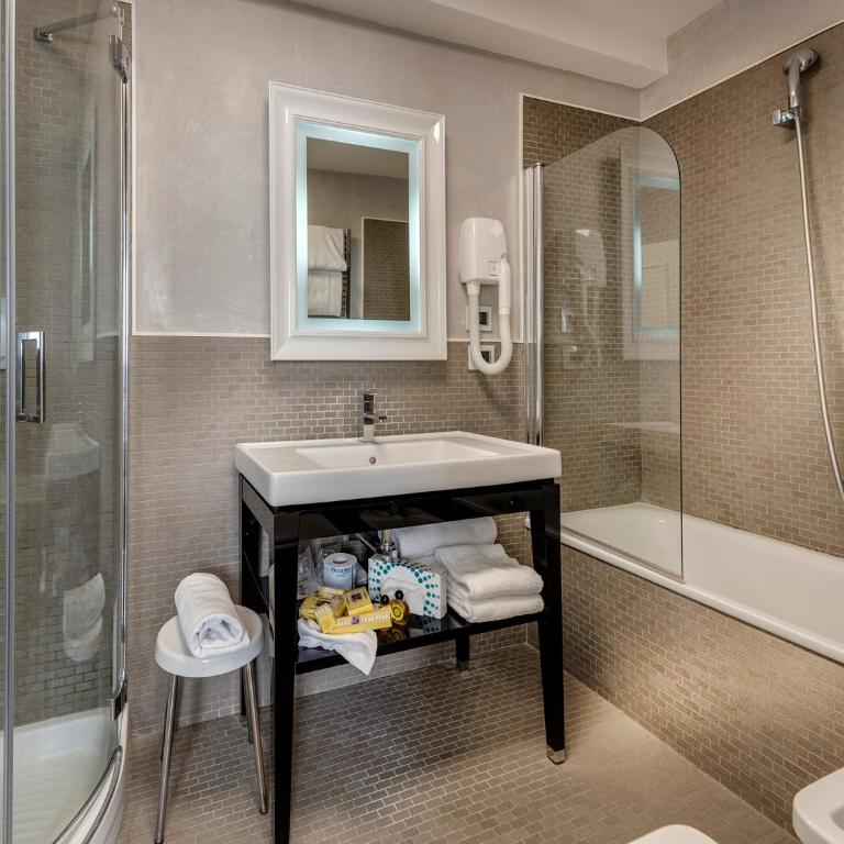 Hotel Roma - Classic Quadruple Room - 5