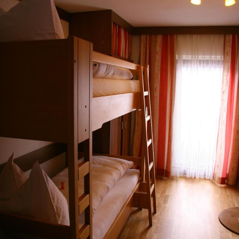 Pension Wolfgangsee - Mehrbettzimmer mit Balkon - 2