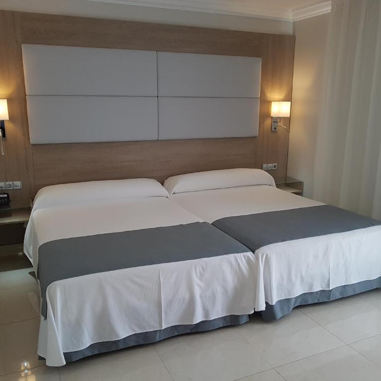 Mediterraneo Bay Hotel & Resort - Double or Twin Room (2 Adults + 1 Child) - 1