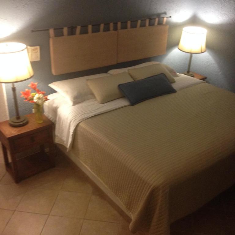Villa Escondida Guest House Cozumel Downtown - Habitación con cama extragrande. - 8