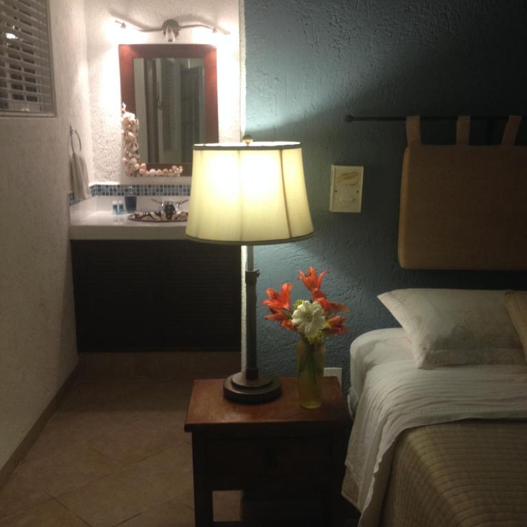 Villa Escondida Guest House Cozumel Downtown - Habitación con cama extragrande. - 7