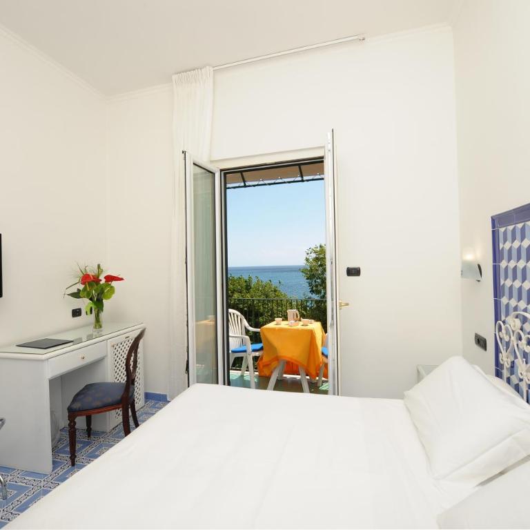 Hotel Aurora - Camera Matrimoniale/Doppia con Letti Singoli con Vista Mare Parziale - 1