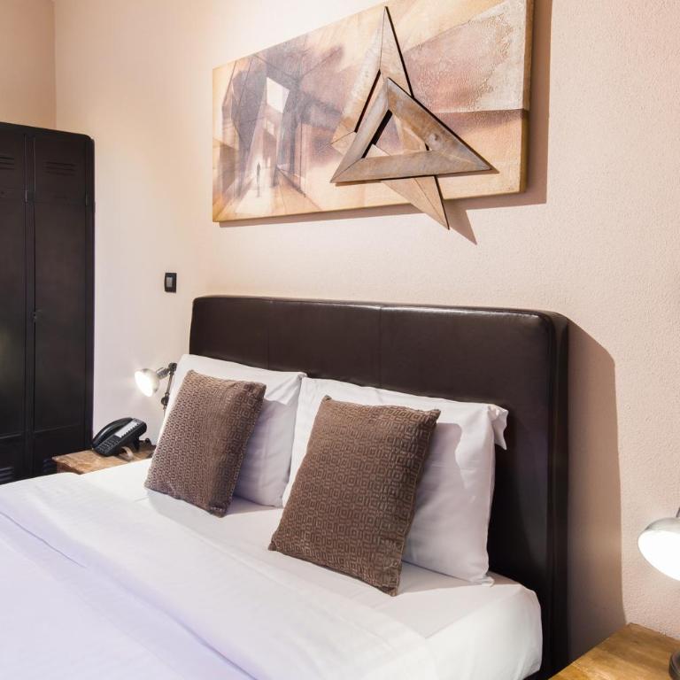 Auberge Communale de Carouge - Chambre Double Mansardée - Vue sur Jardin - 1