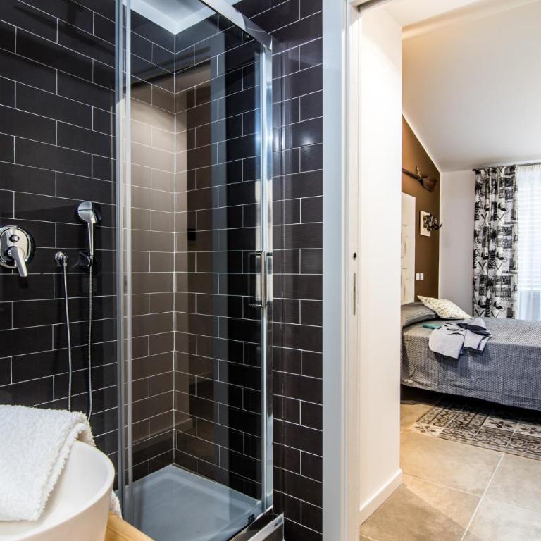 Ad Hoc Rooms - Camera Matrimoniale con Bagno Privato - 9