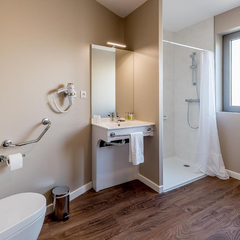 All Suites Appart Hôtel - Bordeaux Centre Gare - Studio Familial Supérieur (Lit Double + Canapé-Lit) - 1