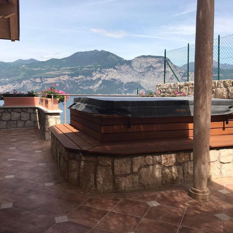 BMP APARTMENT DELUXE 1 JACUZZI RISCALDATA PRIVATA vista Lago di Garda - Appartamento con 3 Camere da Letto - 42