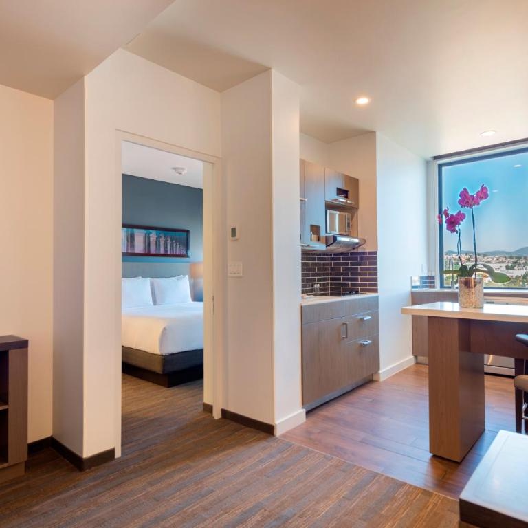 Hyatt House Mexico City Santa Fe - Suite de 1 dormitorio con cama extragrande, cocina y sofá cama - 1