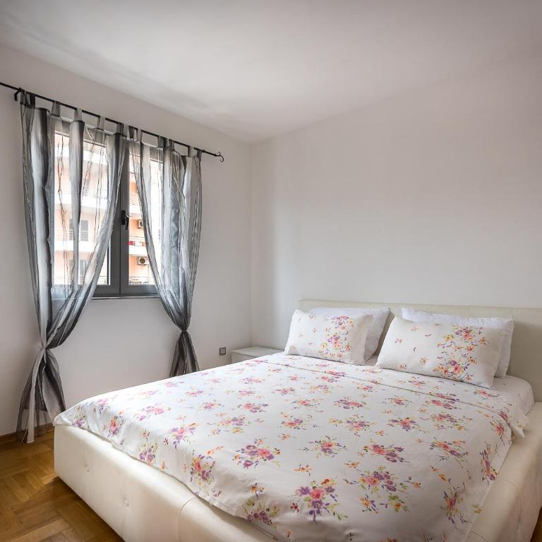 MonteBudva - One-Bedroom Apartment with Balcony - 2