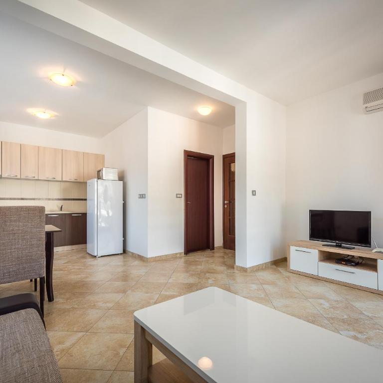 MonteBudva - Comfort One-Bedroom Apartment with Balcony - 10
