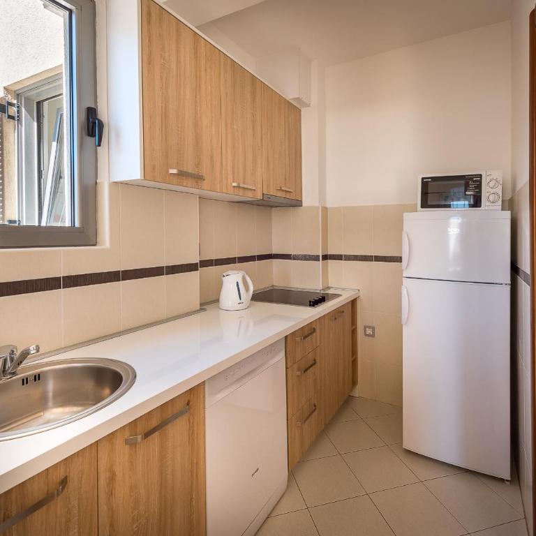 MonteBudva - Three-Bedroom Apartment with Balcony - 3
