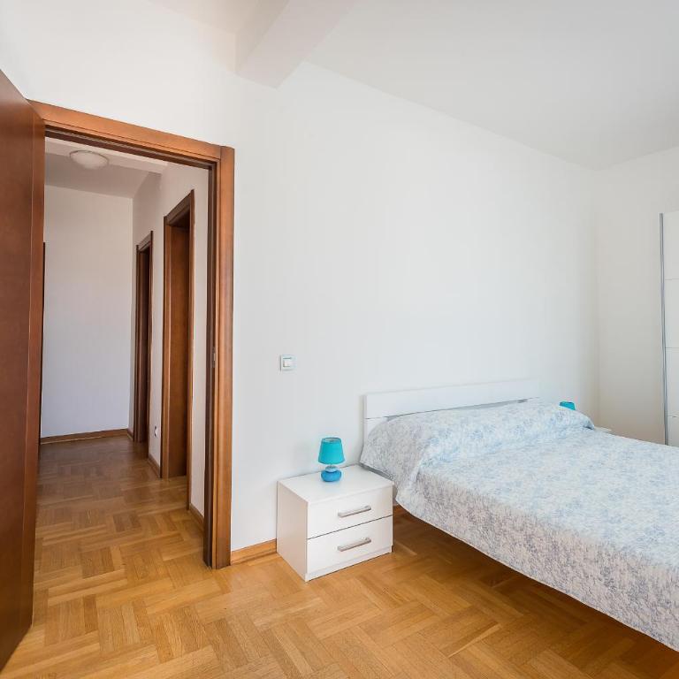 MonteBudva - Three-Bedroom Apartment with Balcony - 7