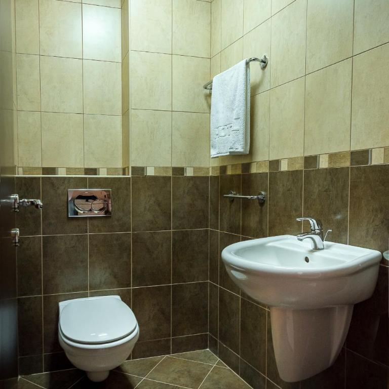 MonteBudva - Three-Bedroom Apartment with Balcony - 12