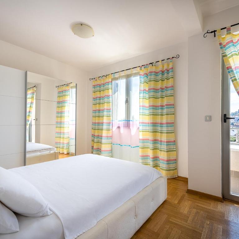 MonteBudva - Three-Bedroom Apartment with Balcony - 2