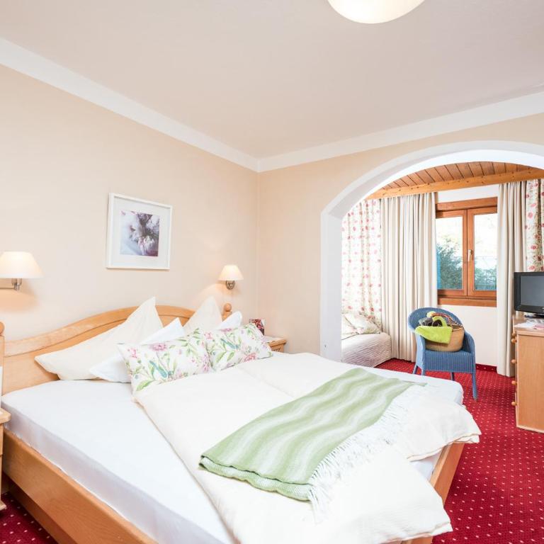Gästehaus Schusser an der Therme, Frühstück, Doppelzimmer und Ferienwohnung - Großes Apartment mit 1 Schlafzimmer - 2