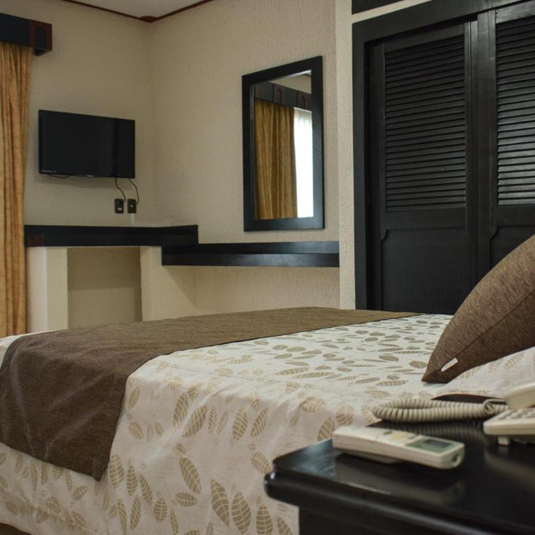 Suites Los Arcos - Queen Room - 1